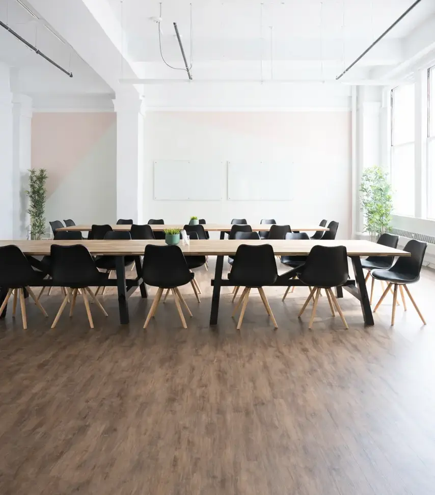 Välskött golv i konferensrum efter utförd golvvård