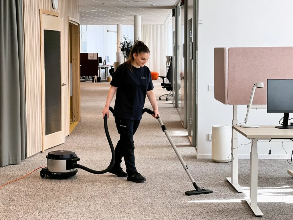 Lokalvårdare från Northclean dammsuger kontor som del av kvalitetsmätning enligt INSTA 800