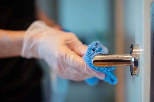 Rengöring av dörrhandtag på arbetsplats som del av lokalvård