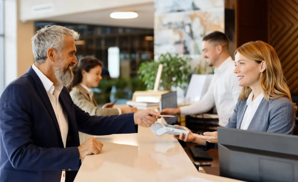 Receptionstjänster inom arbetsplatsservice där receptionist tar emot besökare vid receptionsdisk